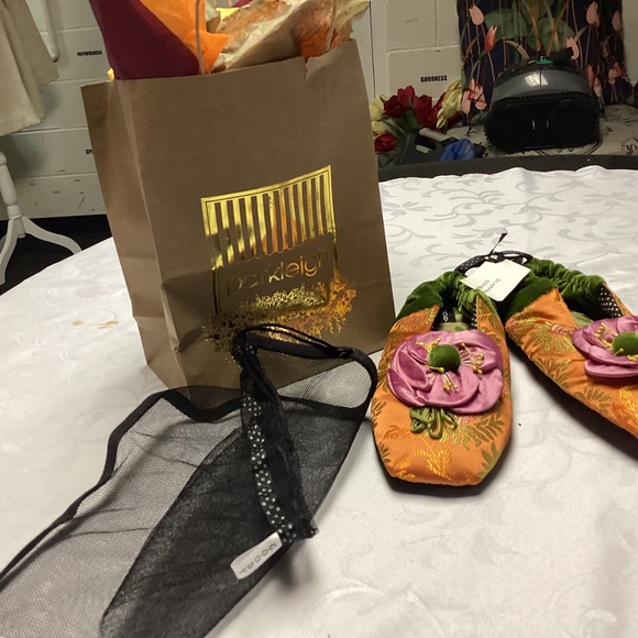 MACKENZIE. CHILD. SLIPPERS. ORNATE. DUST BAG TOO MUST SEE RARE LARGE - Picture 4 of 12